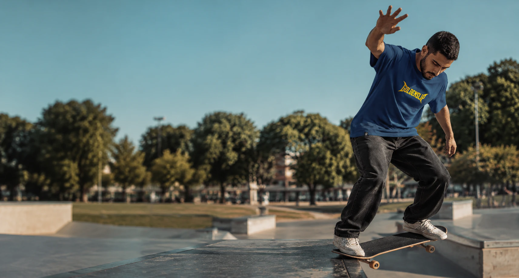 Skater con franela azul Goldenslip en el skatepark